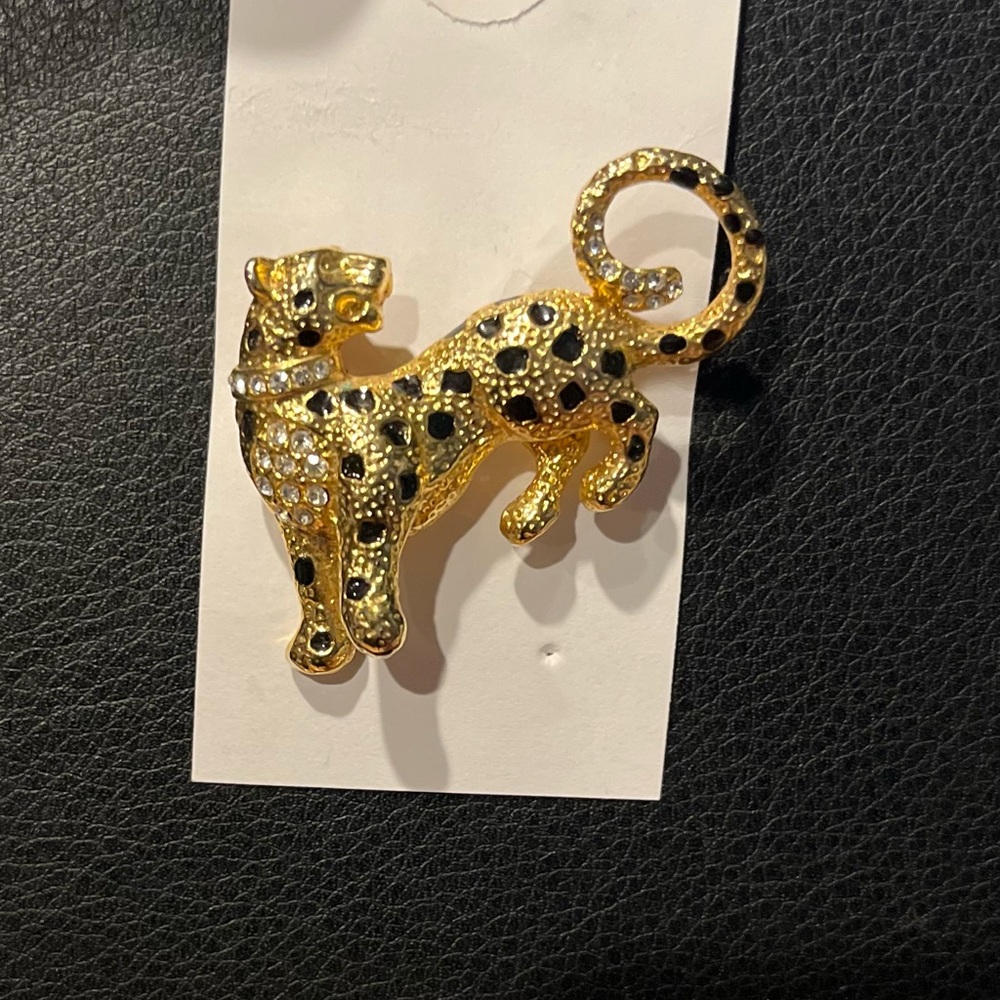Leopard brooch to add some sparkle